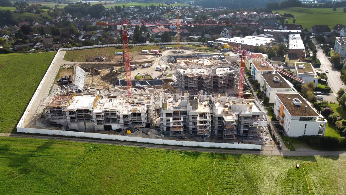 Eine Baustelle in Illnau mit einem bereits entstandenen Gebäudekomplex.